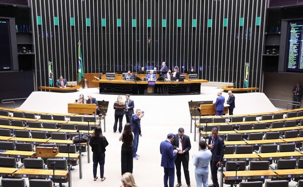 Câmara aprova PEC que amplia imunidade tributária para igrejas e texto segue para o Senado